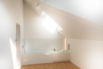 top city center lion monument