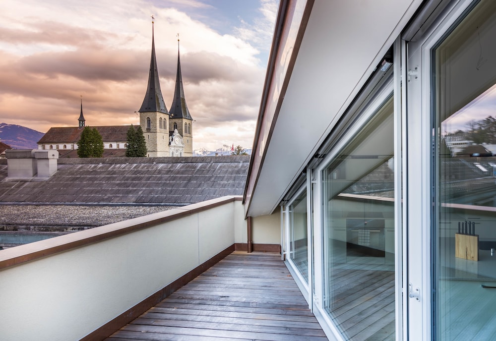 top city center lion monument