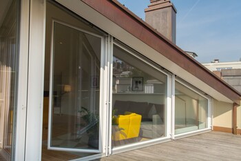 top city center lion monument