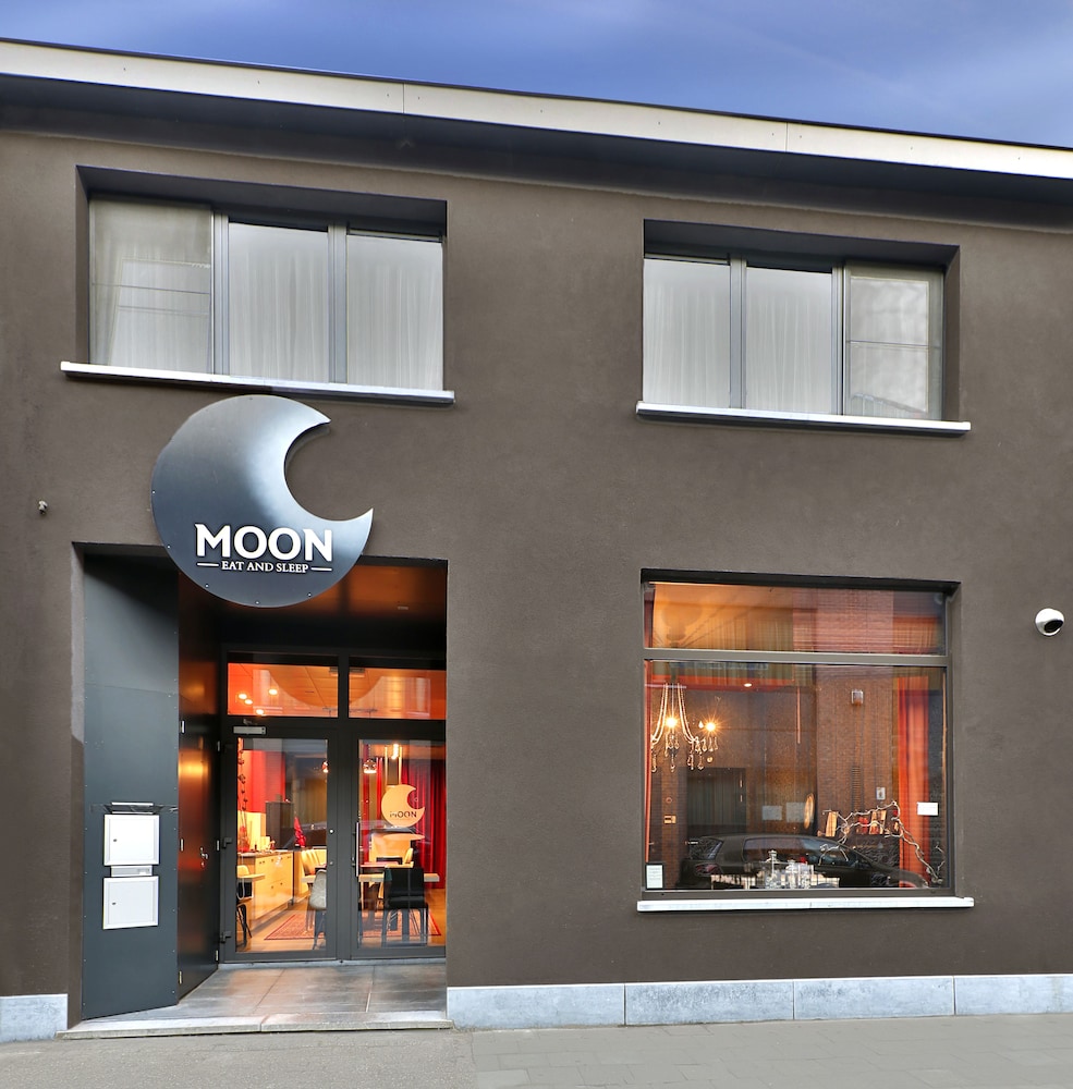 hotel moon