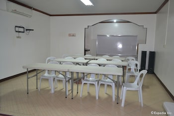 antonios apartelle and suites