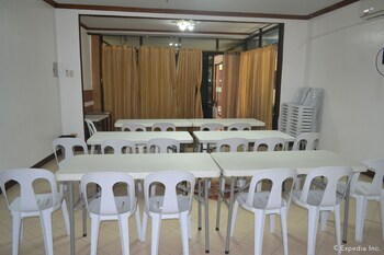 antonios apartelle and suites