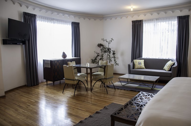 pug seal polanco allan poe