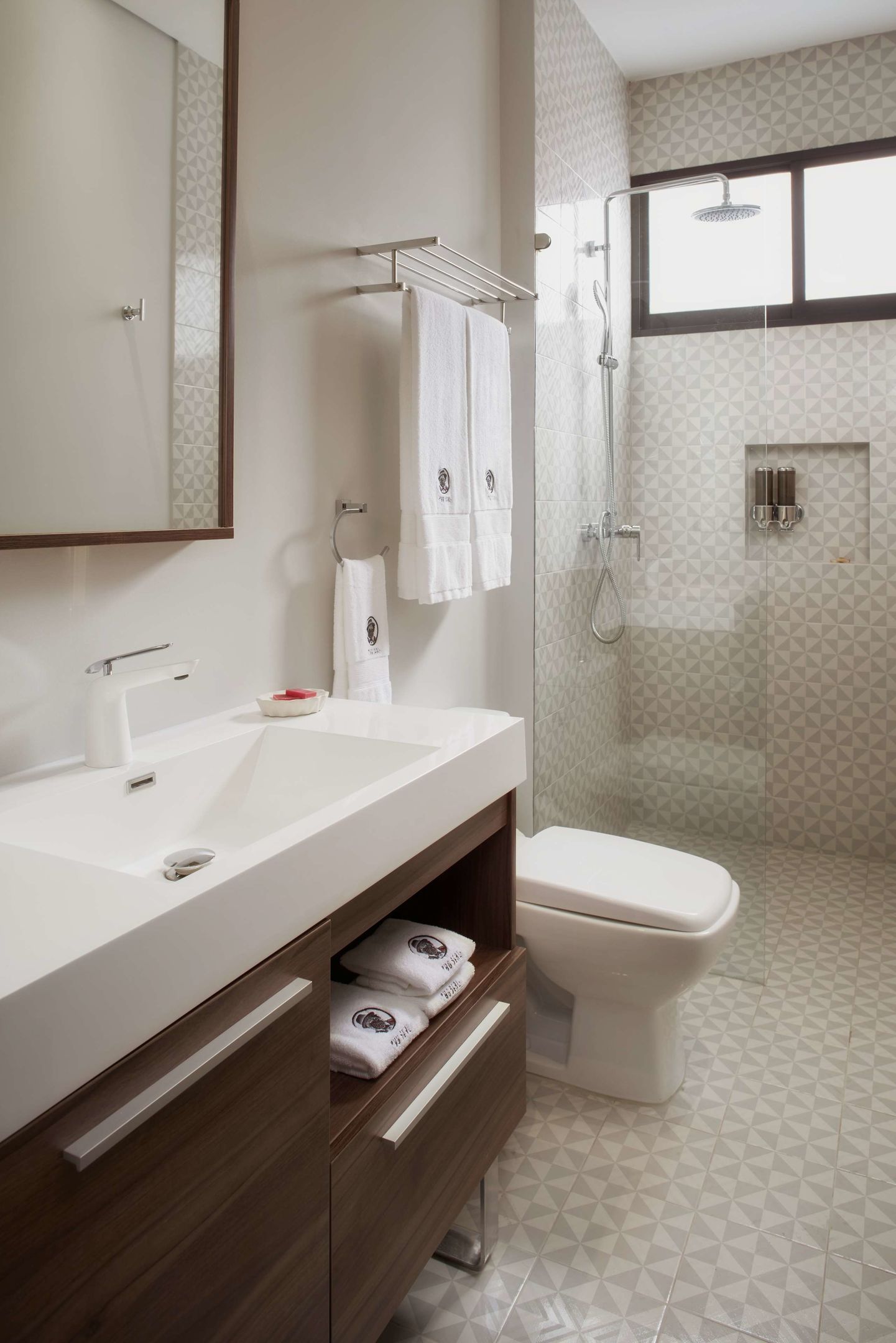 pug seal polanco allan poe