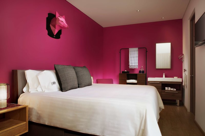 pug seal polanco allan poe