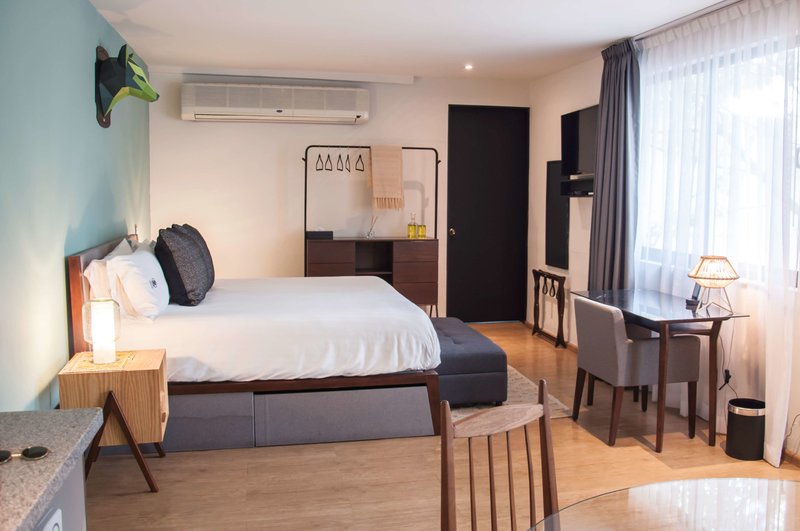 pug seal polanco allan poe