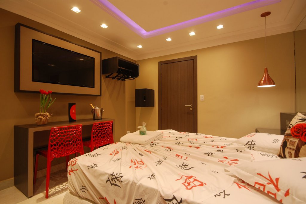 gloria plaza hotel adults only