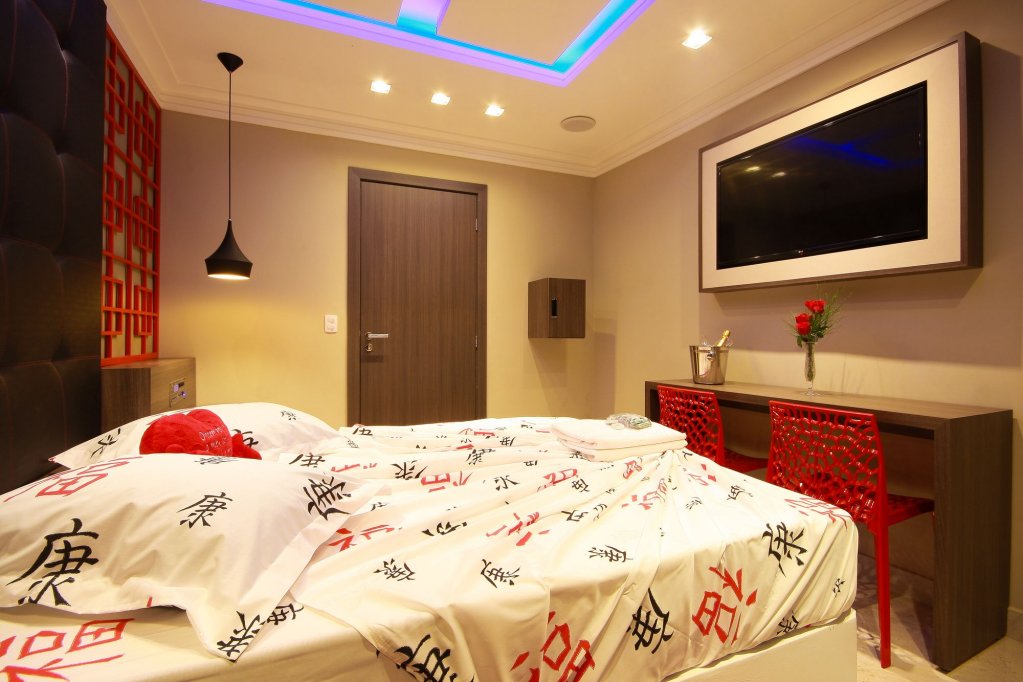 gloria plaza hotel adults only
