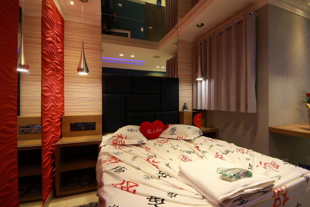 gloria plaza hotel adults only