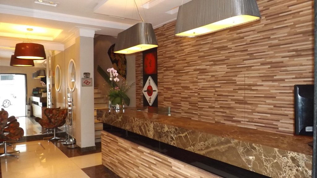 gloria plaza hotel adults only