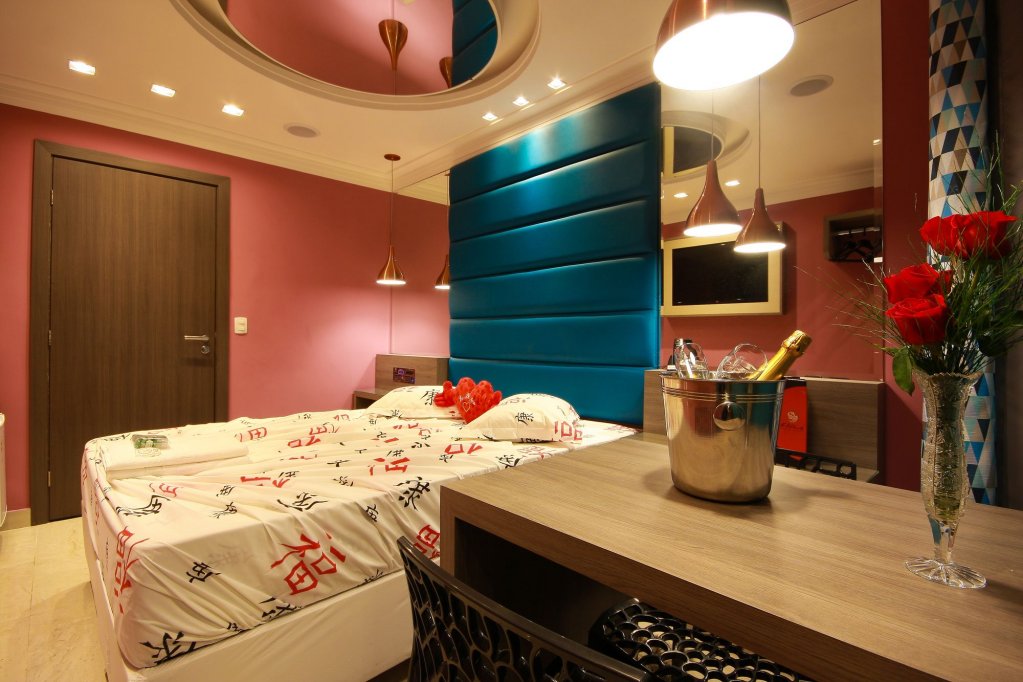 gloria plaza hotel adults only
