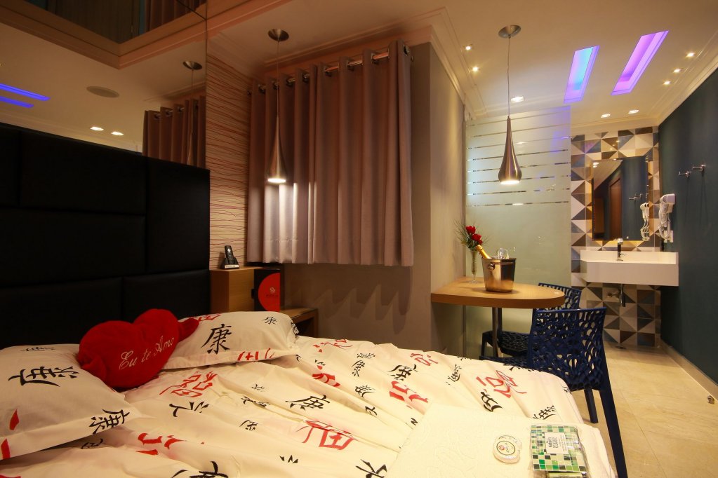 gloria plaza hotel adults only