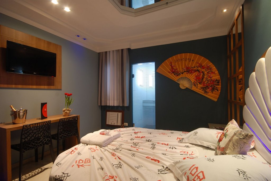 gloria plaza hotel adults only