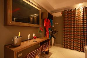 gloria plaza hotel adults only