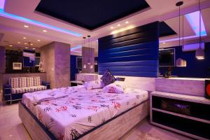 gloria plaza hotel adults only