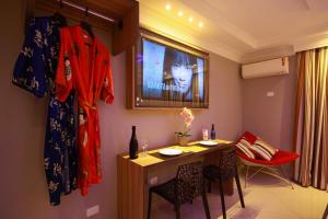 gloria plaza hotel adults only