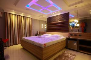 gloria plaza hotel adults only