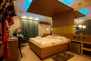 gloria plaza hotel adults only