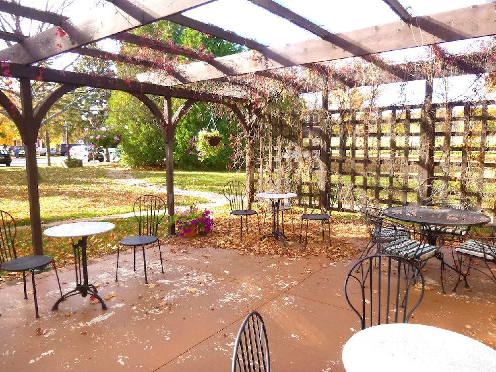 settlement courtyard inn and lavender spa