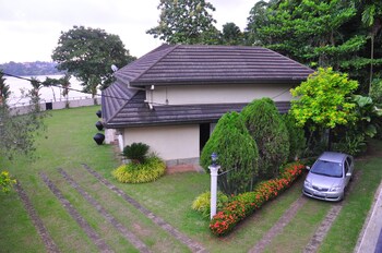 Serenity Lake Front Villa,Colombo>>Boralesgamuwa,3 star