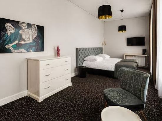 sleep in hostel and apartments stare miasto