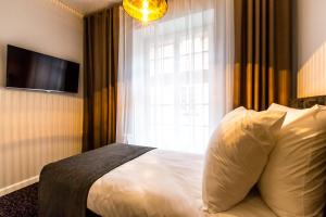 sleep in hostel and apartments stare miasto