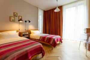 the circus apartments