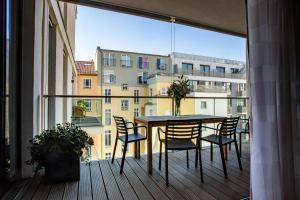 the circus apartments