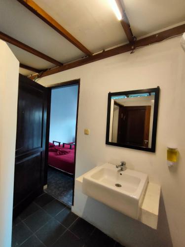 gili beach bum hostel