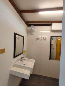 gili beach bum hostel