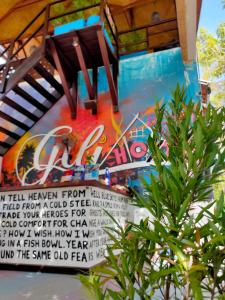 gili beach bum hostel