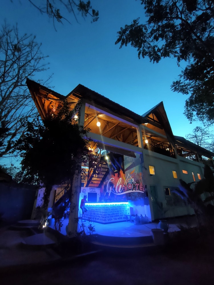 gili beach bum hostel