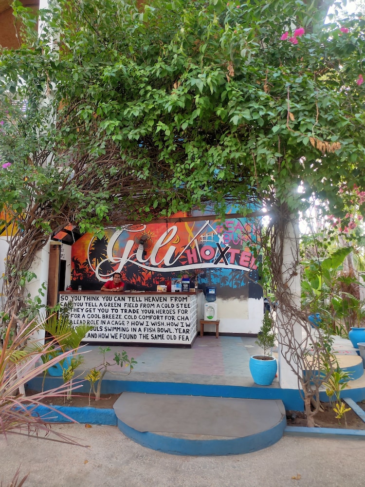 gili beach bum hostel