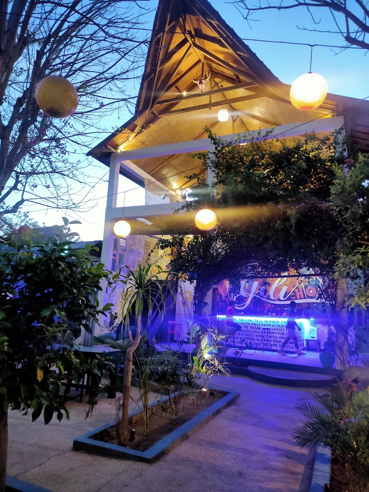 gili beach bum hostel