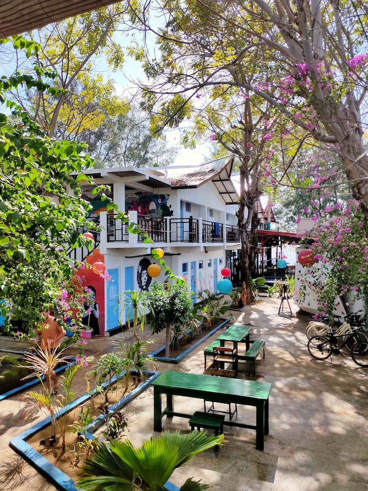 gili beach bum hostel