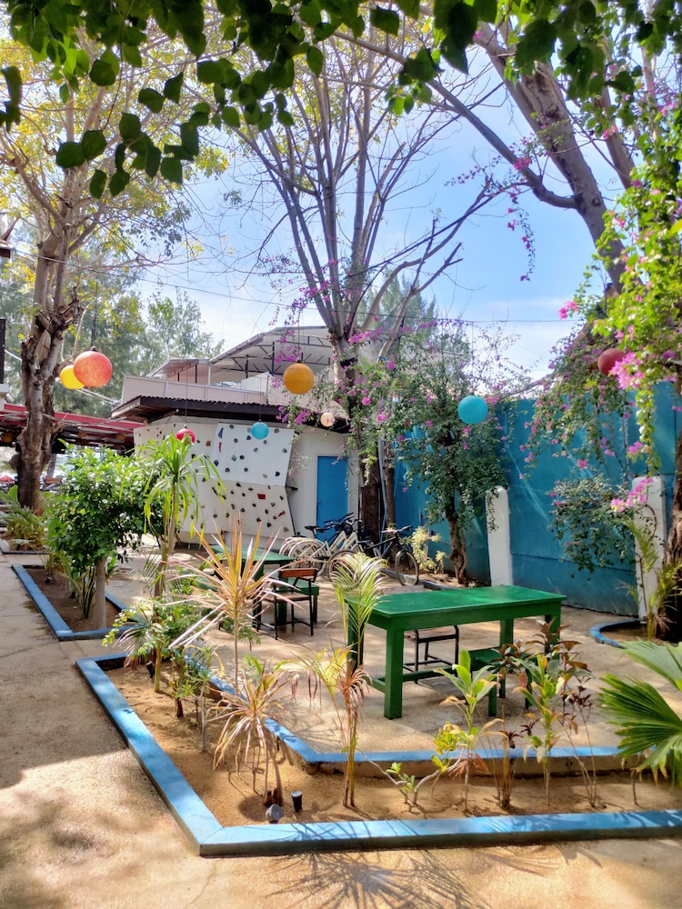 gili beach bum hostel