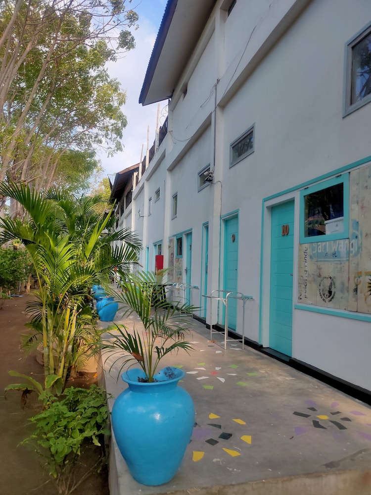 gili beach bum hostel