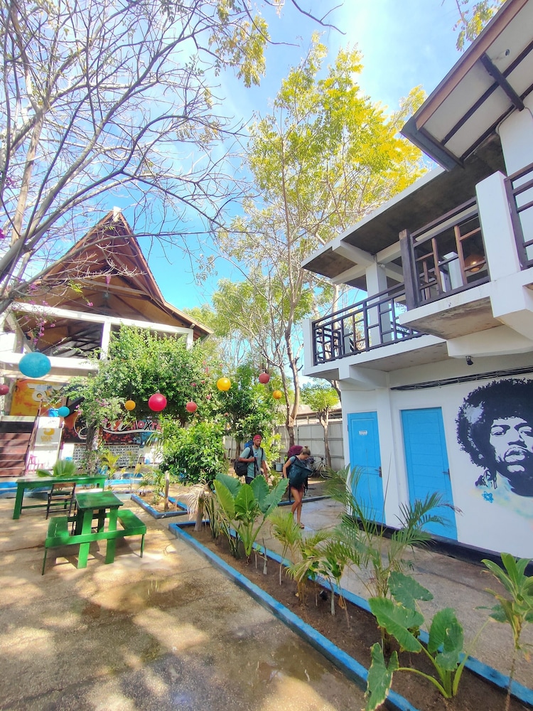 gili beach bum hostel