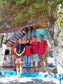 gili beach bum hostel