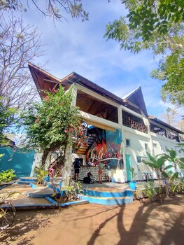 gili beach bum hostel