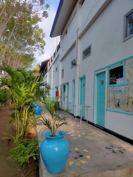 gili beach bum hostel