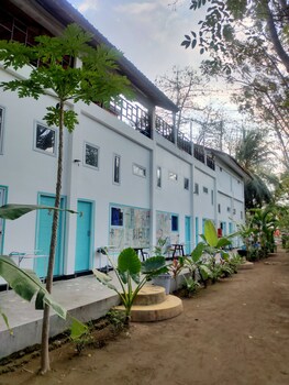 gili beach bum hostel