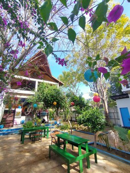 gili beach bum hostel