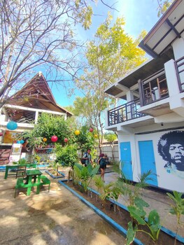 gili beach bum hostel