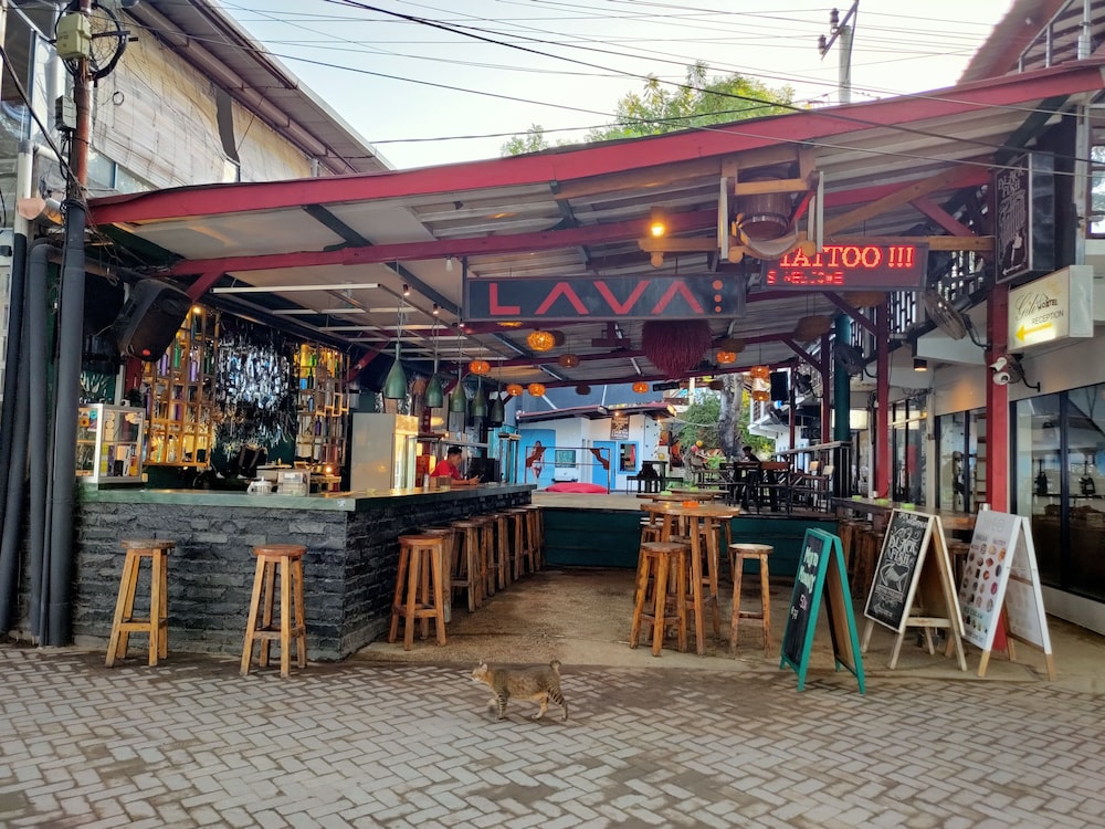 gili beach bum hostel