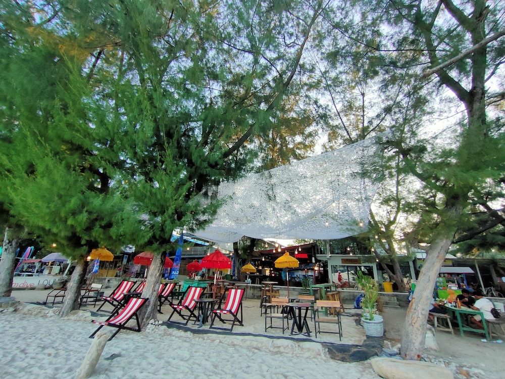 gili beach bum hostel