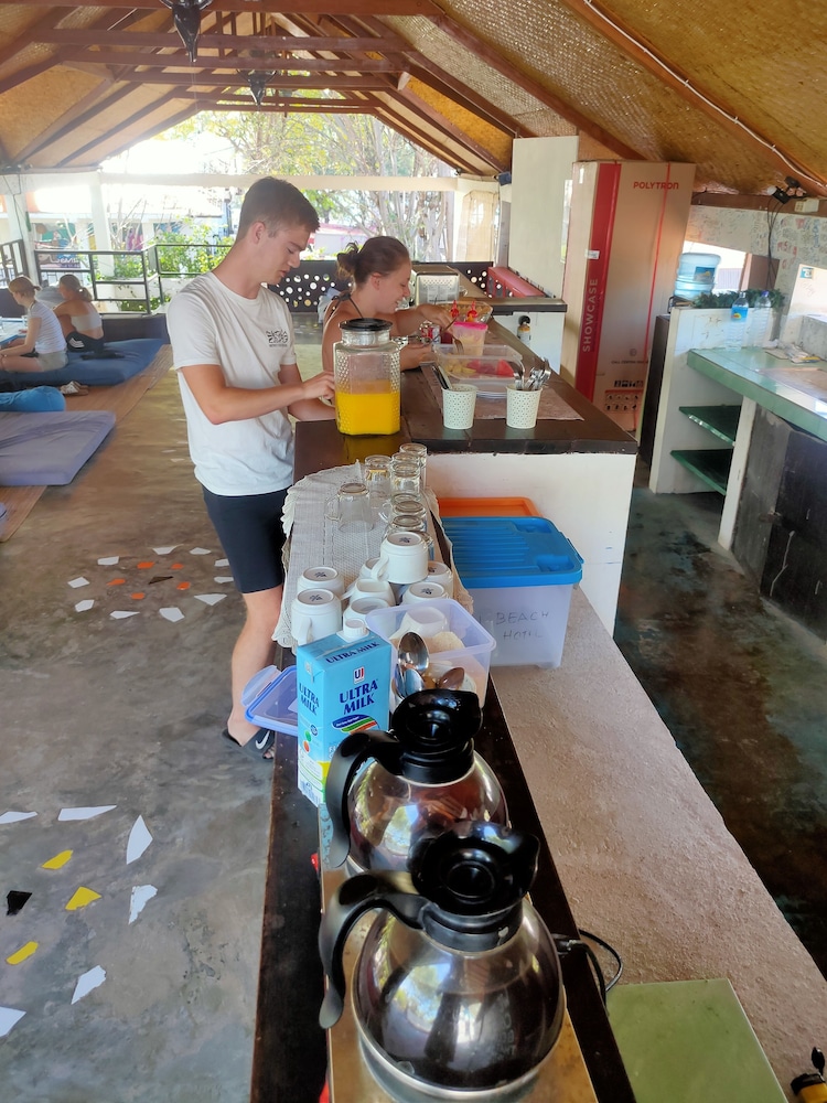 gili beach bum hostel