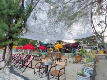 gili beach bum hostel