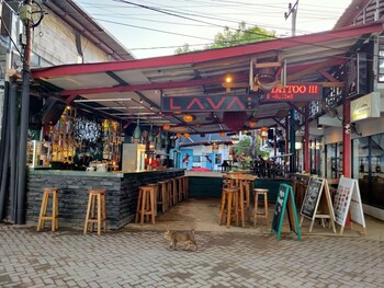 gili beach bum hostel