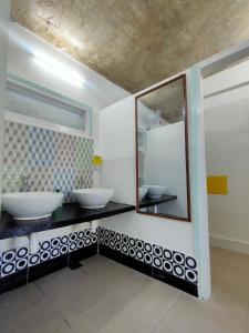 gili beach bum hostel